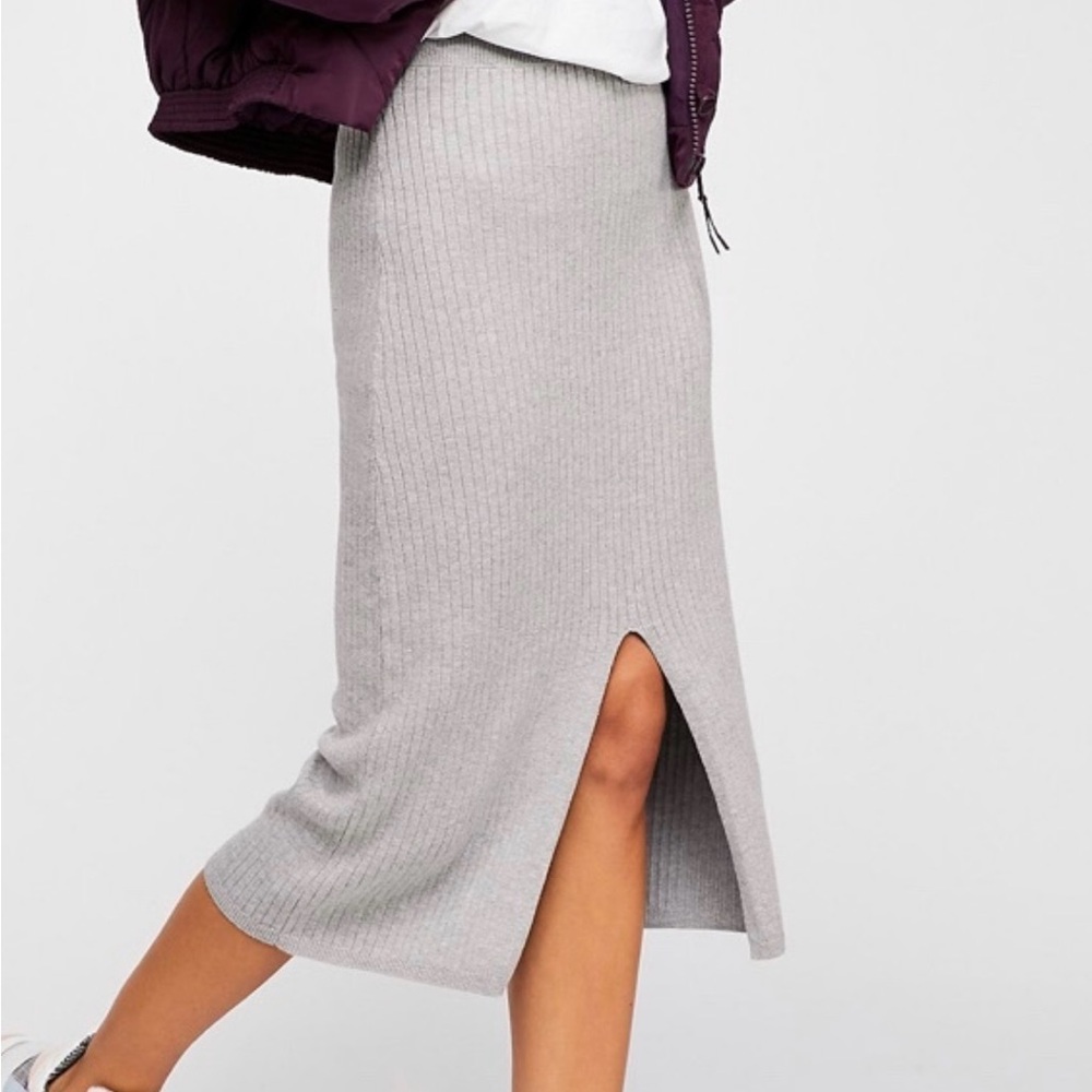 Free People | Gray Skyline Ribbed Midi Skirt | Size Medium | NWT 🏷️ Rayon Nylon